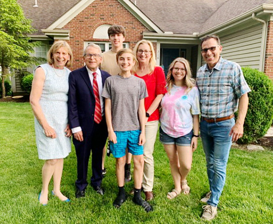 조제프 코스텔로(가운데)와 그의 가족.  뉴욕타임스제공