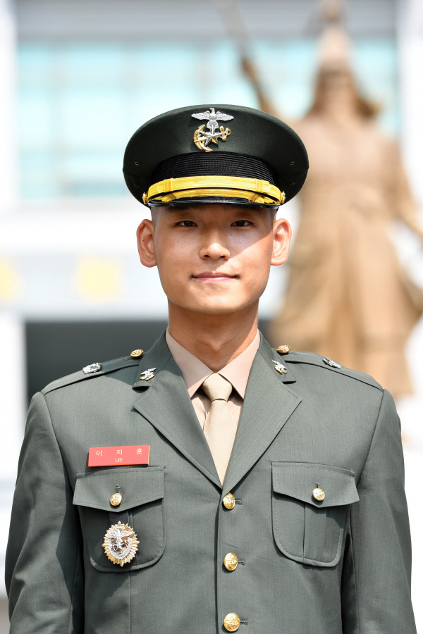 해병대 대위인 아내와 함께 나라를 지키기 위해 육군 중위 전역 후 28일 해병대 장교가 된 이지훈 소위. 해군 제공