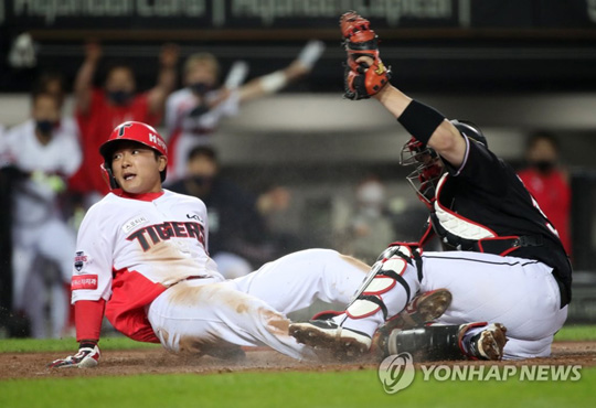 (광주=연합뉴스) 28일 광주-기아챔피언스필드에서 열린 2021 KBO 프로야구 kt wiz와 KIA 타이거즈의 경기. KIA 연장 10회말 1사 1, 3루에서 3루 주자 김태진이 4번 타자 이창진의 내야 땅볼 때 홈으로 파고들어 끝내기 득점을 올리고 있다. 2021.5.28