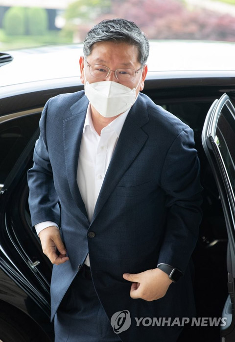 (서울=연합뉴스) 택시기사 폭행 의혹 사건으로 수사를 받는 이용구 법무부 차관이 28일 사의를 표명했다.법무부는 이날 이 차관이 사의를 표명했다고 밝혔다. 지난해 12월 초 차관에 임명된 지 6개월 만이다. 2021.5.28 [연합뉴스 자료사진]