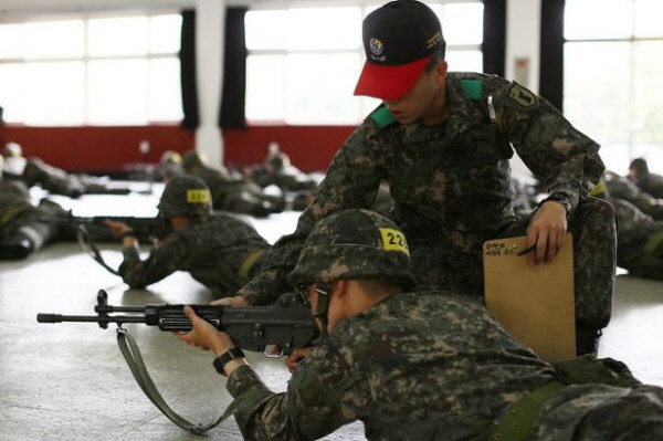 ‘엎드려 쏴’ 사격 훈련을 하는 육군훈련소 훈련병 사격 자세를 교정해주는 조교. 육군 제공