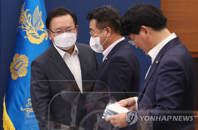 (서울=연합뉴스) 이진욱 기자 = 27일 오후 청와대에서 열린 국가재정전략회의에서 김부겸 총리(왼쪽부터), 더불어민주당 윤호중 원내대표, 박완주 정책위의장이 대화하고 있다. 2021.5.27