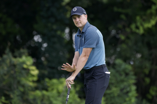 미국의 조던 스피스가 30일 오전(한국시간) 미국 텍사스주 포트워스의 콜로니얼 컨트리클럽에서 열린 PGA투어 찰스 슈와브 챌린지 3라운드 11번 홀에서 퍼트 후 공을 바라보고 있다.  AP뉴시스