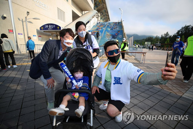 (대구=연합뉴스) 김현태 기자 = 국민의힘 당권주자인 이준석 전 최고위원이 28일 오후 대구 수성구 삼성라이온즈파크를 찾아 야구경기장 입장 전 프로야구 팬들과 사진을 찍고 있다. 2021.5.28