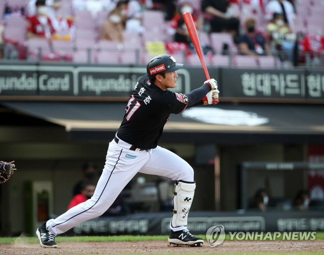 (광주=연합뉴스) 조남수 기자 = 30일 광주-기아챔피언스필드에서 열린 2021 KBO 프로야구 kt wiz와 KIA 타이거즈의 경기에서 kt 유한준이 9회초 1사 3루 때 대타로 나와 1타점 적시타를 때리고 있다. 2021.5.30