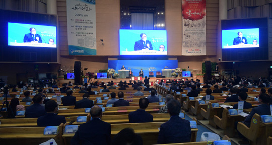 대한예수교장로회 합동 교단의 전국목사장로기도회 개막예배가 31일 새에덴교회에서 참석자들이 거리 두기를 지킨 가운데 열리고 있다.