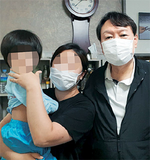 윤석열(오른쪽) 전 검찰총장이 지난달 29일 강원 강릉시의 한 식당에서 시민들과 기념사진을 찍고 있다.  뉴시스