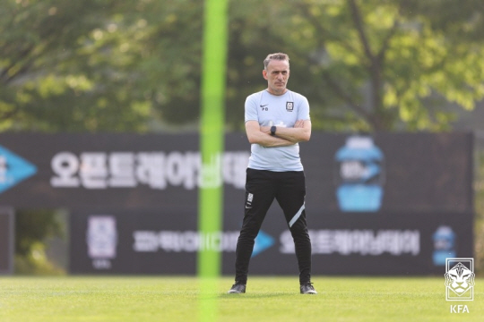 파울루 벤투 축구대표팀 감독이 지난달 31일 파주 국가대표트레이닝센터에서 선수들의 훈련을 유심히 지켜보고 있다.   대한축구협회 제공