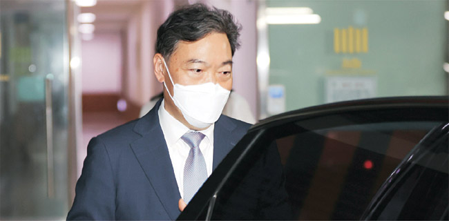 김오수 신임 검찰총장이 5월 31일 문재인 대통령의 총장 임명안 재가 직후 인사청문회 준비사무실이 있었던 서울 서초구 서울고검 청사를 나서고 있다. 김 총장은 문재인 정부 임기 말 권력수사를 막는 ‘방탄 총장’이 될지, 아니면 검찰 독립성을 지키면서 원칙 수사를 밀어붙이는 ‘소신 총장’이 될지 갈림길에 놓여 있다.  연합뉴스