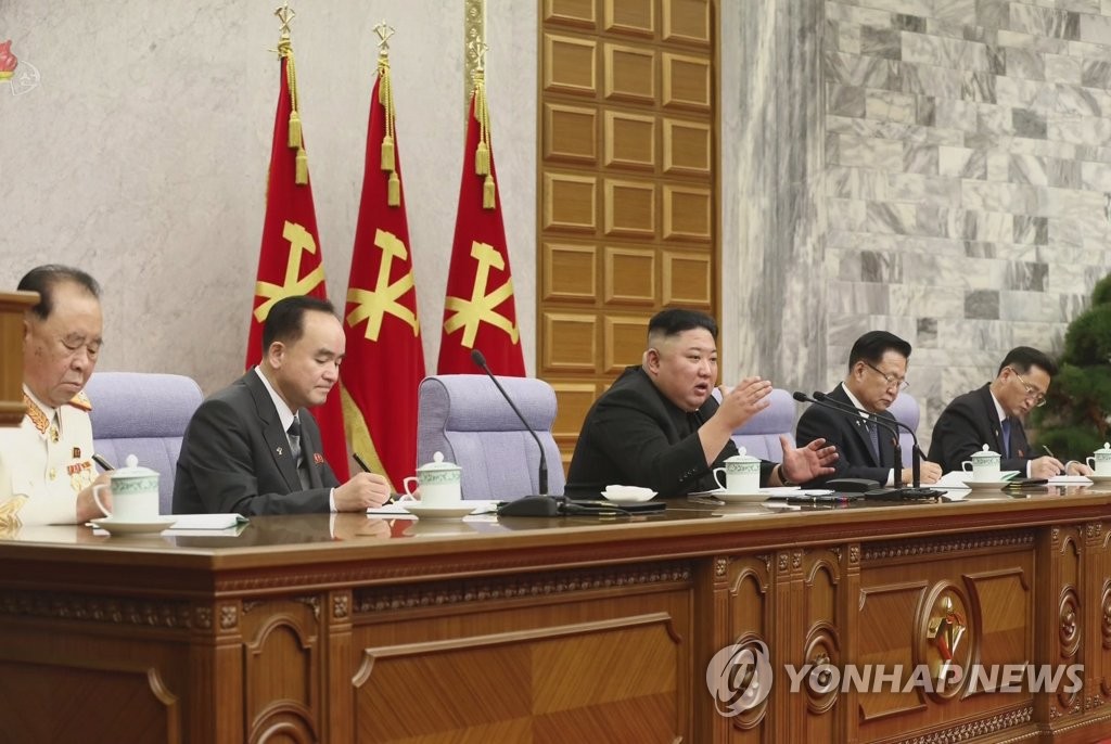 (서울=연합뉴스) 김정은 북한 노동당 총비서가 8일 열린 당 중앙위원회 제8기 제2차 전원회의를 주재했다고 조선중앙TV가 9일 보도했다. 김 총비서 좌우로 주석단에 리병철 당 중앙군사위원회 부위원장과 조용원 당 비서, 최룡해 최고인민회의 상임위원장, 김덕훈 내각총리(맨 왼쪽부터 차례대로)가 앉아있다. [조선중앙TV 화면] 2021.2.9