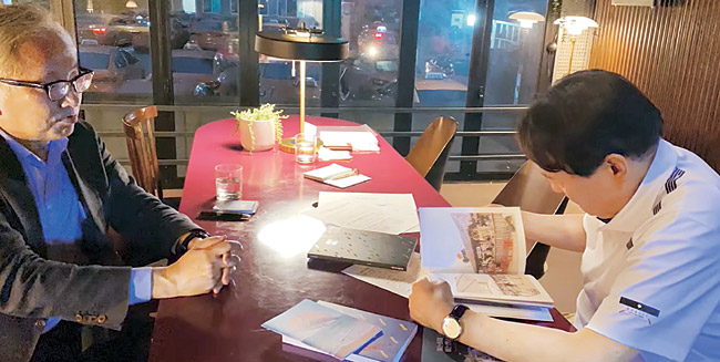 윤석열(오른쪽) 전 검찰총장이 1일 서울 서대문구 연희로 복합문화공간 연남장에서 ‘골목길 경제학자’로 불리는 모종린 연세대 국제대학원 교수와 만나 자료를 살펴보고 있다. 유튜브 장예찬 TV 캡처