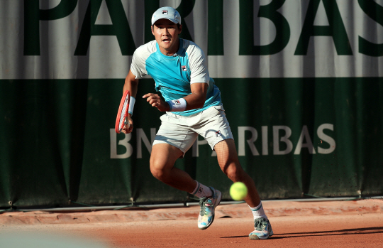 권순우가 2일 오전(한국시간) 프랑스 파리 스타드 롤랑가로스에서 열린 프랑스오픈 남자단식 1회전에서 공을 향해 달려가고 있다.   EPA 연합뉴스