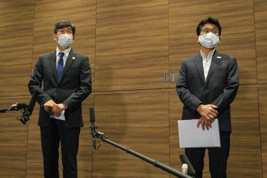 후쿠이 쓰요시(오른쪽) 도쿄올림픽 일본선수단장과 오가타 미쓰기 부단장이 1일 일본 도쿄에서 열린 기자회견에서 신종 코로나바이러스 감염증(코로나19) 백신 접종을 설명하고 있다.   EPA연합뉴스