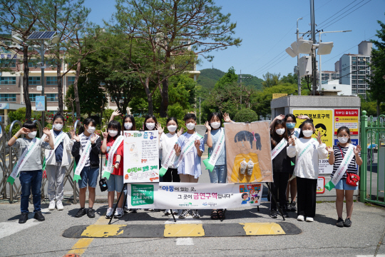 지난달 19일 경남 창원시 마산회원구 일대 어린이보호구역에서 금연 촉구 캠페인에 나선 어린이들이 직접 제작한 포스터 등을 들고 기념사진을 찍고 있다.   초록우산어린이재단 제공