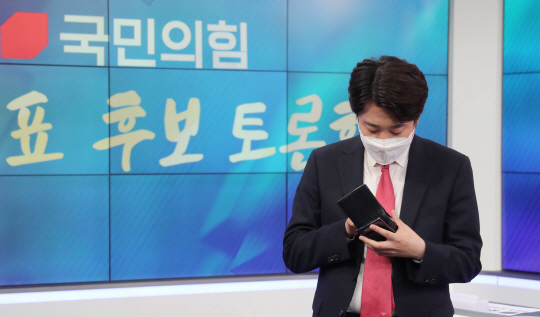 이준석 국민의힘 당 대표 후보가 1일 서울 중구 퇴계로 MBN 스튜디오에서 당 대표 후보 토론회에 앞서 메모를 보며 토론 준비를 하고 있다. 연합뉴스