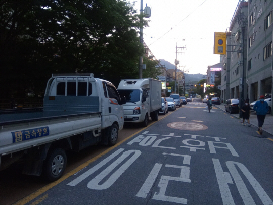 1일 경기 의정부시 호원초교 앞 스쿨존 내 자전거도로에 화물차·승용차 등 차량 여러 대가 빼곡히 불법주차돼 있다.