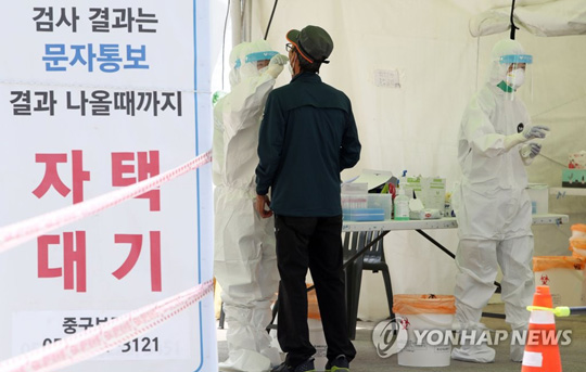 (대구=연합뉴스)  1일 오전 대구 중구 국채보상운동 기념공원에 설치된 신종 코로나바이러스 감염증(코로나19) 임시선별검사소에서 시민들이 코로나19 진단검사를 하고 있다. 2021.6.1