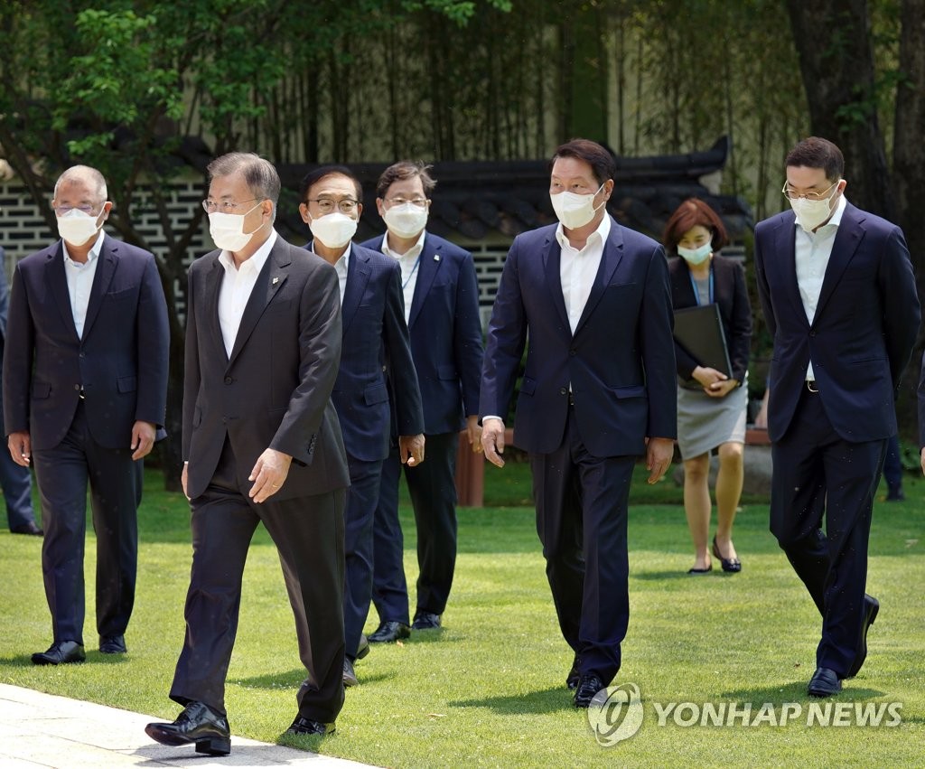 (서울=연합뉴스) 문재인 대통령이 2일 청와대 에서 4대 그룹 대표와 간담회장으로 향하고 있다. 왼쪽부터 정의선 현대자동차그룹 회장, 문 대통령, 김기남 삼성전자 부회장, 안일환 경제수석, 최태원 SK그룹 회장,박경미 청와대 대변인, 구광모 LG 그룹 회장. 2021.6.2