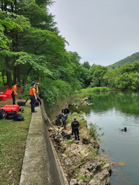 대구 동부소방서 119구조대원들이 1일 동구 공산댐 아래 저수지에서 여름철 수난사고 대비 훈련을 하고 있다. 대구 동부소방서 제공