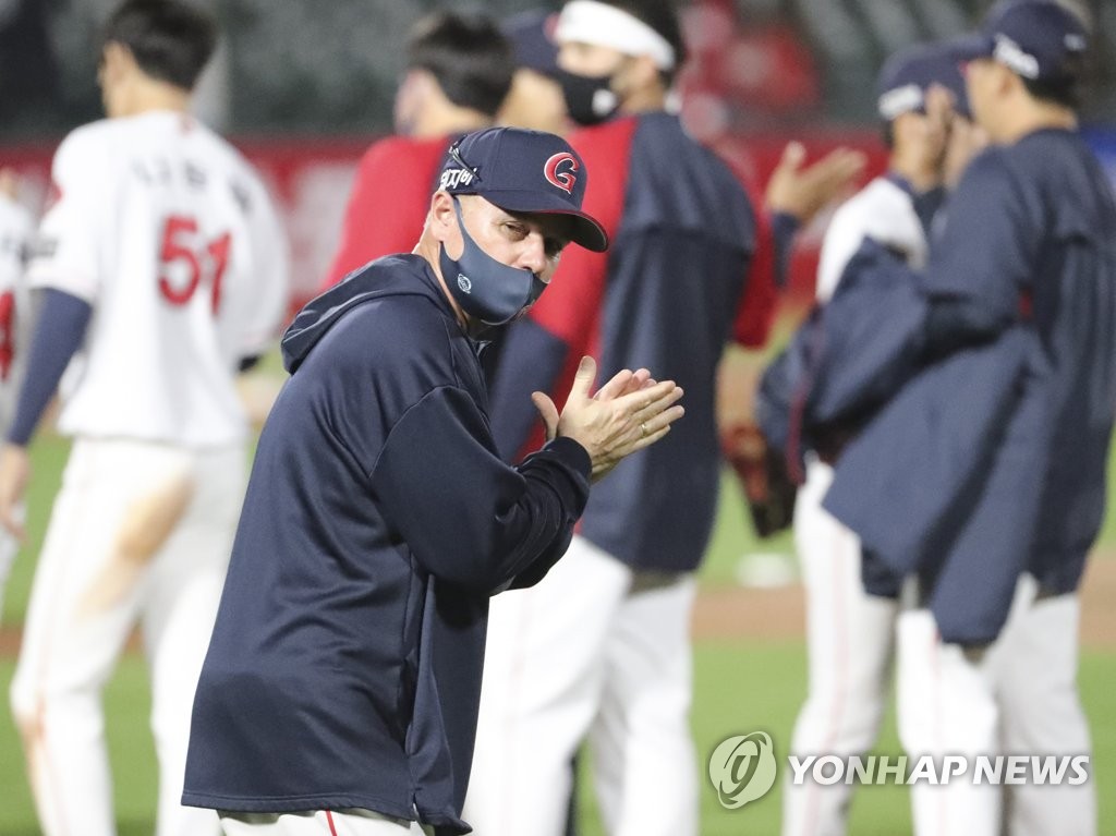 롯데 래리 서튼 감독, 첫 연승[연합뉴스 자료사진]