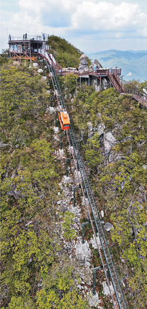 함양의 대봉산 천왕봉 정상 직전의 가파른 구간을 오르고 있는 모노레일. 해발 1228m의 대봉산 천왕봉은 모노레일로 오를 수 있는 국내 최고 높이의 산이다. 천왕봉 정상에는 일대의 경관이 한눈에 다 들어오는 전망대가 있고, 전망대에서 한 단 내려선 자리에 기이하게 생긴 소원바위가 있다.