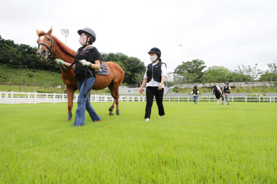 지난해 서울경마공원 86승마장에서 진행된 한국마사회의 힐링승마(재활승마) 교육프로그램.  한국마사회 제공