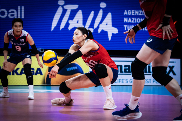 여자배구대표팀의 레프트 김연경이 2일 오후(한국시간) 이탈리아 리미니에서 열린 벨기에와 2021 국제배구연맹(FIVB) 발리볼네이션스리그 예선라운드 6차전에서 리시브를 하고 있다.  FIVB 홈페이지 캡처