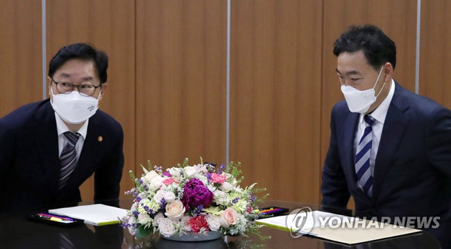 (서울=연합뉴스) 박동주 기자 = 박범계 법무부 장관과 김오수 검찰총장이 3일 오후 서울 서초구 고등검찰청에서 만나 착석하고 있다. 박 장관과 김 총장은 이날 검찰 인사 방향과 조직개편안을 협의한다. 2021.6.3