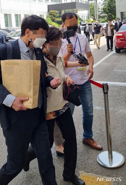 [의정부=뉴시스] 송주현 기자 = 불법 요양병원을 운영하면서 수십억 원대 요양급여를 부정수급 한 혐의(의료법위반 등)로 기소된 윤석열 전 검찰총장의 장모 최모(74)씨가 24일 오후 2시께 의정부지법에서 열리는 재판을 받기 위해 변호인과 함께 법정에 들어가고 있다. 2021.05.24.