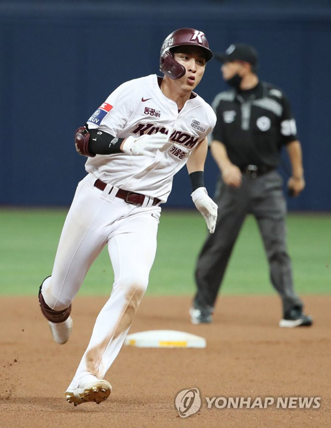 (서울=연합뉴스) 김도훈 기자 = 3일 서울 고척스카이돔에서 열린 2021 KBO 프로야구 롯데 자이언츠와 키움 히어로즈의 경기. 8회말 1사 키움 이정후가 3루타를 쳐낸 뒤 3루를 향해 질주하고 있다. 2021.6.3