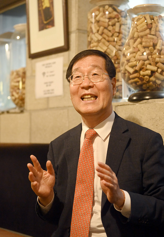 최근 ‘트롯의 부활-가요로 쓴 한국 현대사’를 출간한 김장실 전 문화체육관광부 차관이 서울 혜화동의 한 카페에서 1920~1980년대 파란만장한 민족사가 담긴 대중가요를 설명하고 있다.