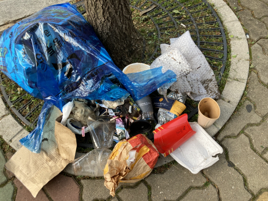 2일 경기 고양시 일산동구의 한 빌라단지에 놓인 종량제봉투 안에 일회용 플라스틱 컵과 페트병, 물에 헹구지 않은 컵라면 용기, 스티로폼, 택배 포장용 비닐 에어캡 등 분리수거하지 않은 쓰레기가 뒤섞여 있다.  고양=정유정 기자