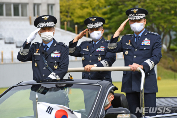 2019년 9월 이성용(가운데)38대 공군참모총장이 충남 계룡대 대연병장에서 열린 이취임식에서 원인철 37대 공군참모총장과 열병식을 하는 모습. 문재인정부 들어 공군 출신으로서 합참의장 국방장관을 역임한 정경두 전 장관에 이어 원인철 합참의장은 문재인 정부 2번째 공군 출신 합참의장으로 공군전성시대를 열어젖혔다. 뉴시스