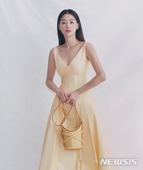 [서울=뉴시스] 전지현, 알렉산더 맥퀸 화보 공개. 사진 = 알렉산더 맥퀸. 2021.4.22.