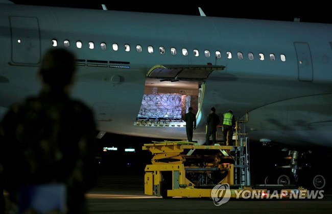 (서울=연합뉴스) 미국 정부가 제공한 존슨앤드존슨사의 신종 코로나바이러스감염증(코로나19) 얀센 백신을 실은 공군 다목적 공중급유수송기 ‘KC-330’이 5일 새벽 경기도 성남시 서울공항에 도착하자 관계자들이 백신을 하역하고 있다.얀센 백신은 경기도 이천·평택 물류센터로 옮겨진 뒤 배송 절차를 거쳐 오는 10∼20일 전국 위탁의료기관에서 30세 이상 60세 미만 예비군과 민방위 대원, 국방·외교 관련자 중 사전 예약한 89만2천여 명을 대상으로 접종이 실시된다. 2021.6.5 [사진공동취재단]