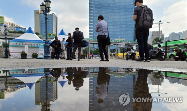 (서울=연합뉴스) 최재구 기자 = 4일 서울역 광장에 설치된 중구 코로나19 임시선별검사소에서 검사를 받으려는 시민들이 줄을 서 대기하고 있다. 2021.6.4