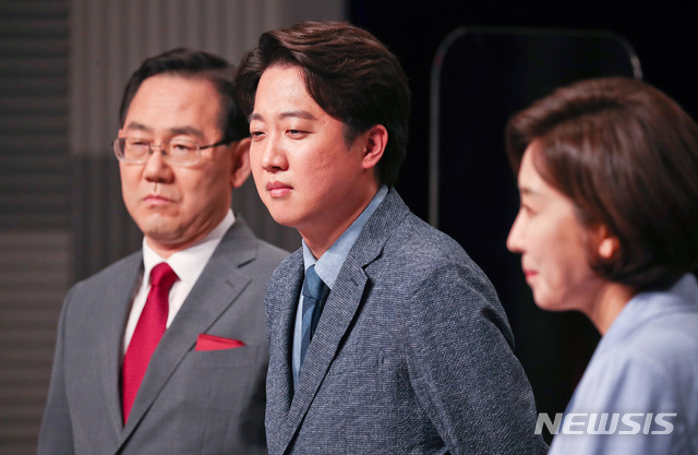 [서울=뉴시스]국회사진기자단 = 주호영(왼쪽부터), 이준석, 나경원 국민의힘 당대표 후보가 31일 오후 서울 상암 MBC스튜디오에서 열린 100분토론에 참석해 있다. 2021.05.31.