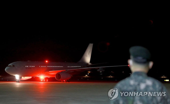 (서울=연합뉴스) 미국 정부가 제공한 존슨앤드존슨사의 신종 코로나바이러스감염증(코로나19) 얀센 백신을 실은 공군 다목적 공중급유수송기 ‘KC-330’이 5일 새벽 경기도 성남시 서울공항에 도착하고 있다. 2021.6.5 [사진공동취재단]