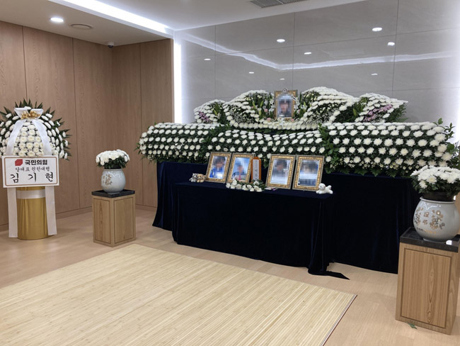 (성남=연합뉴스) 권영전 기자 = 5일 오전 경기 성남시 국군수도병원에 마련된 고(故) 이모 중사의 분향소에 영정, 생전 사진들, 인형 등과 함께 조문객들이 헌화한 흰 국화들이 놓여 있다. 이 중사는 지난 3월 선임으로부터 성추행을 당했다며 신고한 뒤 두 달여 만인 지난달 22일 숨진 채 발견됐다. 2021.6.5
