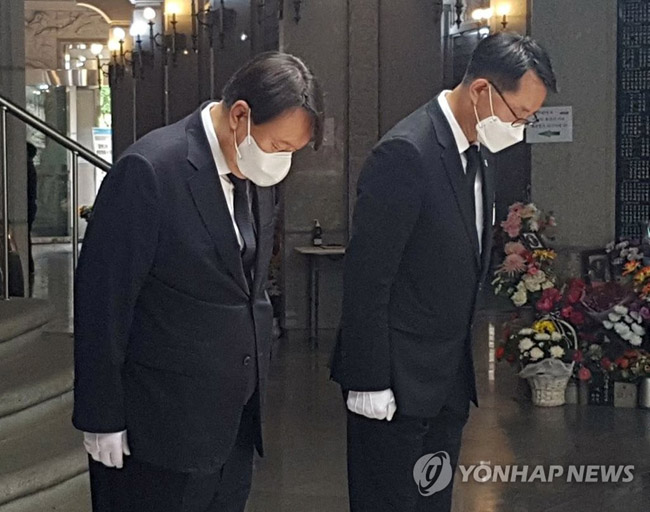(서울=연합뉴스) 윤석열 전 검찰총장(왼쪽)이 현충일을 하루 앞둔 5일 서울 동작구 국립서울현충원을 찾아 호국영령 무명용사비를 참배하고 있다. 2021.6.5 [윤 전 총장 지인 제공. 재판매 및 DB 금지]
