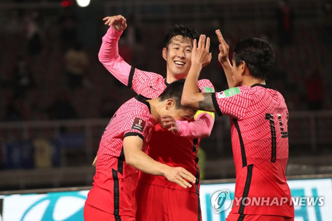 (고양=연합뉴스) 임병식 기자 = 5일 오후 고양종합운동장에서 열린 카타르 월드컵 2차 예선 대한민국 대 투르크메니스탄 경기. 대한민국 남태희(왼쪽)가 전반전 종료 직전 골을 성공시킨 뒤 손흥민(가운데), 홍철과 환호하고 있다. 2021.6.5