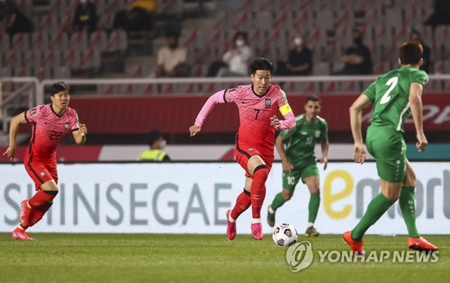 (고양=연합뉴스) 윤동진 기자 = 5일 오후 고양종합운동장에서 열린 카타르 월드컵 2차 예선 대한민국 대 투르크메니스탄 경기. 대한민국 손흥민이 드리블 돌파를 하고 있다. 2021.6.5