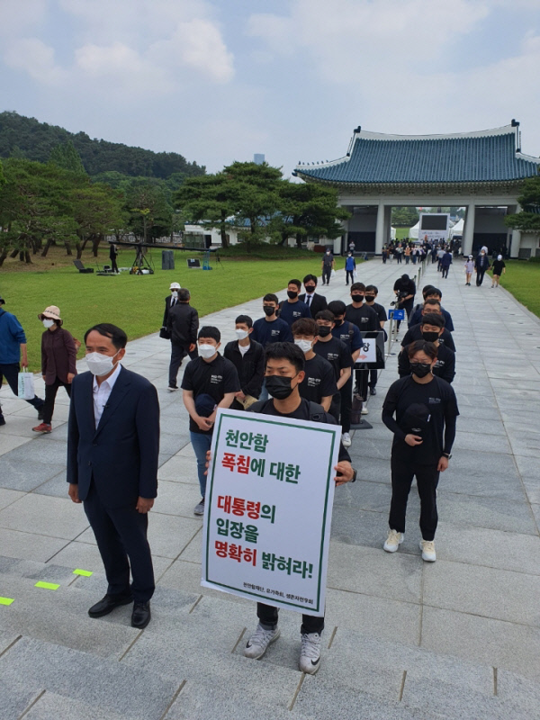 6일 오전 현충일 추념식이 거행된 국립서울현충원에서 1인 피켓 시위를 벌인 최원일 전 천안함 함장 등 생존 장병 17명이 시위를 마치고 현충탑 앞에서 호국 영령을 추모하고 있다. 최원일 전 천안함 함장 제공