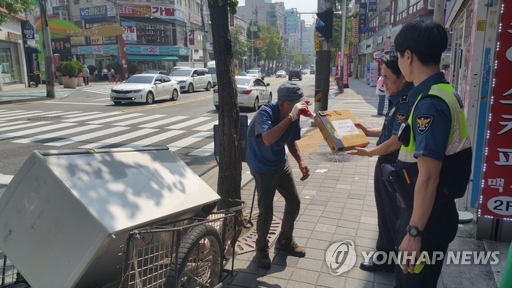 폐지 수거 노인과 경찰 [경찰 제공]