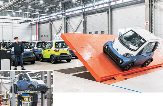 전남 영광군에 위치한 쎄보모빌리티 공장에서 배터리 장착 공정(작은 사진)을 거친 ‘쎄보(CEVO)-C SE’ 차량이 출고 전 경사각을 측정하는 안전검사 공정 등 검수 작업(PDI)을 받고 있다.  쎄보모빌리티 제공