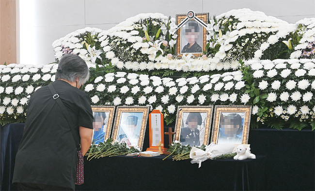 7일 오전 경기 성남시 국군수도병원 장례식장에 마련된 군 성추행 피해자인 이모 중사의 분향소에서 한 시민이 조문하고 있다.
