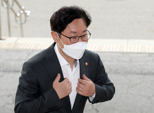 지난 4일 친정권 검사들을 요직에 배치한 검사장급 인사를 내놓은 박범계 법무부 장관이 7일 오전 정부과천청사로 출근하며 양복 상의를 만지고 있다. 연합뉴스