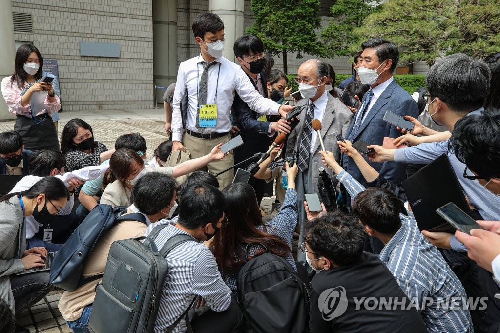 (서울=연합뉴스) 7일 오후 서울 서초구 서초동 서울중앙지법에 열린 강제징용 노동자와 유족 85명이 일본제철·닛산화학·미쓰비시중공업 등 일본 기업 16곳을 상대로 낸 1심 선고에서 각하 판결을 받은 유족 임철호(왼쪽) 씨와 대일민간청구권 소송단 장덕환 대표가 공판이 끝난 뒤 가진 기자회견에서 항소 의견을 밝히고 있다.