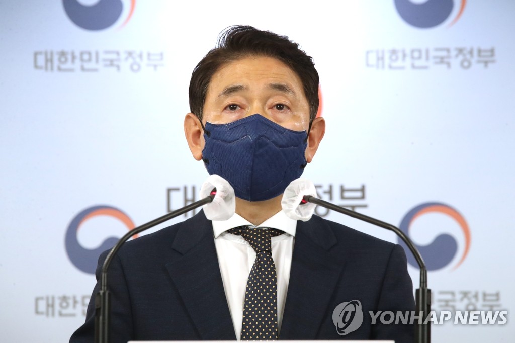 (서울=연합뉴스) 국민권익위원회 김태응 부동산거래 특별조사단장이 7일 오후 정부서울청사 브리핑실에서 더불어민주당 소속 국회의원과 그 가족의 부동산거래 전수조사 결과를 발표하고 있다. 2021.6.7