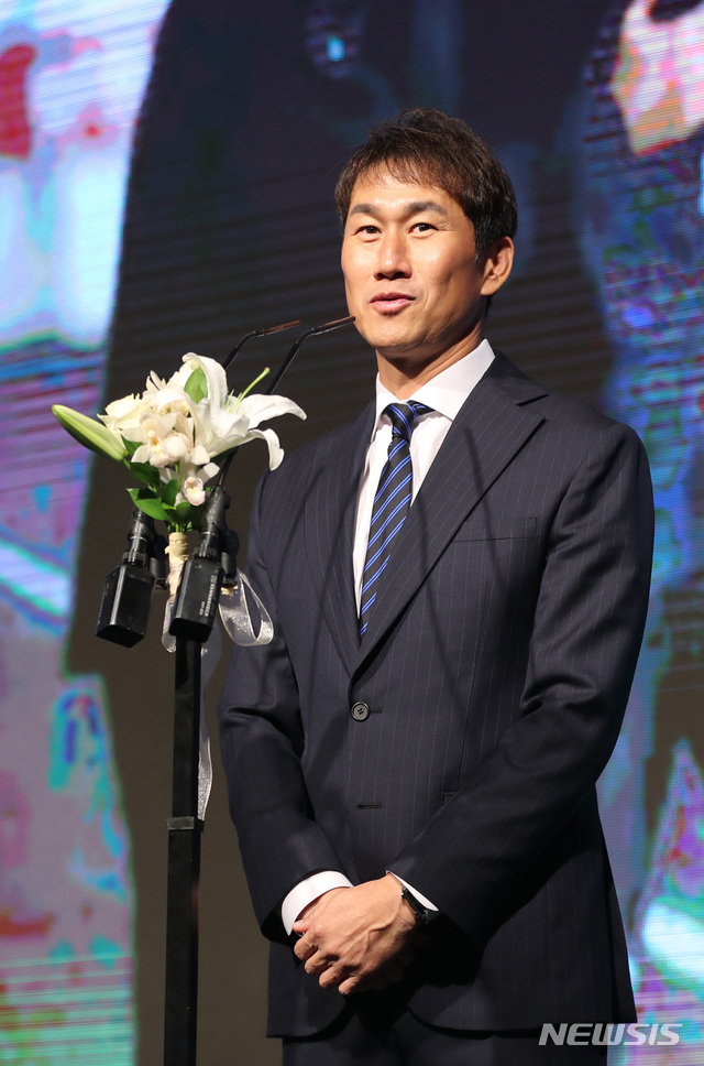 [서울=뉴시스] 전진환 기자 = 2일 오후 하나원큐 K리그 어워드 2019 시상식이 열린 서울 서대문구 그랜드힐튼호텔 컨벤션홀에서 베스트포토상을 받은 유상철 인천유나이티드 감독이 수상 소감을 이야기하고 있다.